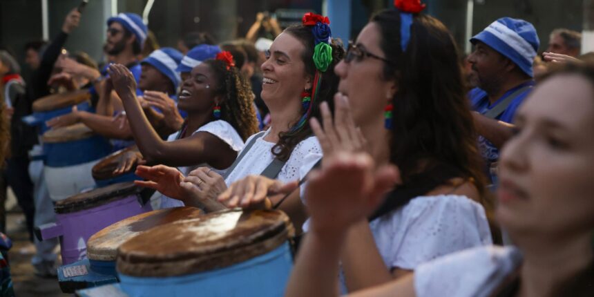 cortejo-de-culturas-tradicionais-reune-tres-geracoes-da-mesma-familia