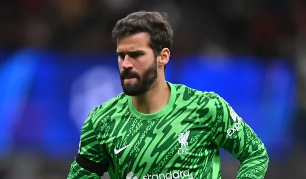 titular-absoluto-no-gol-da-selecao,-alisson-chega-a-copa-do-mundo-atormentado-por-lesoes