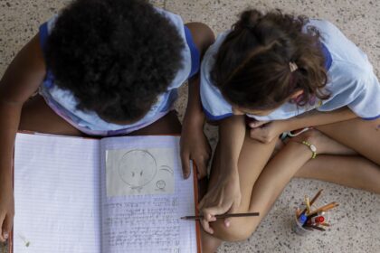 metade-dos-estudantes-nao-ve-debate-antirracista-na-escola,-diz-estudo