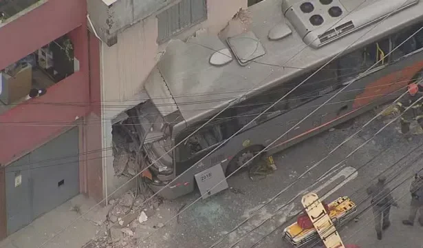 onibus-invade-sobrado-e-deixa-sete-feridos-na-zona-oeste-de-sp