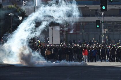 em-meio-a-protestos,-bolivia-revoga-lei-que-limitava-estado-de-excecao