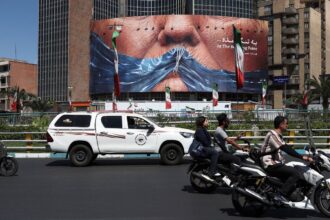 eua-voltam-a-atacar-ira,-que-retalia-contra-base-militar-no-kuwait