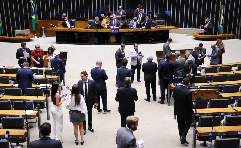 camara-aprova-novas-regras-para-internacao-de-adolescentes-usuarios-de-drogas-em-situacao-de-risco;-acompanhe