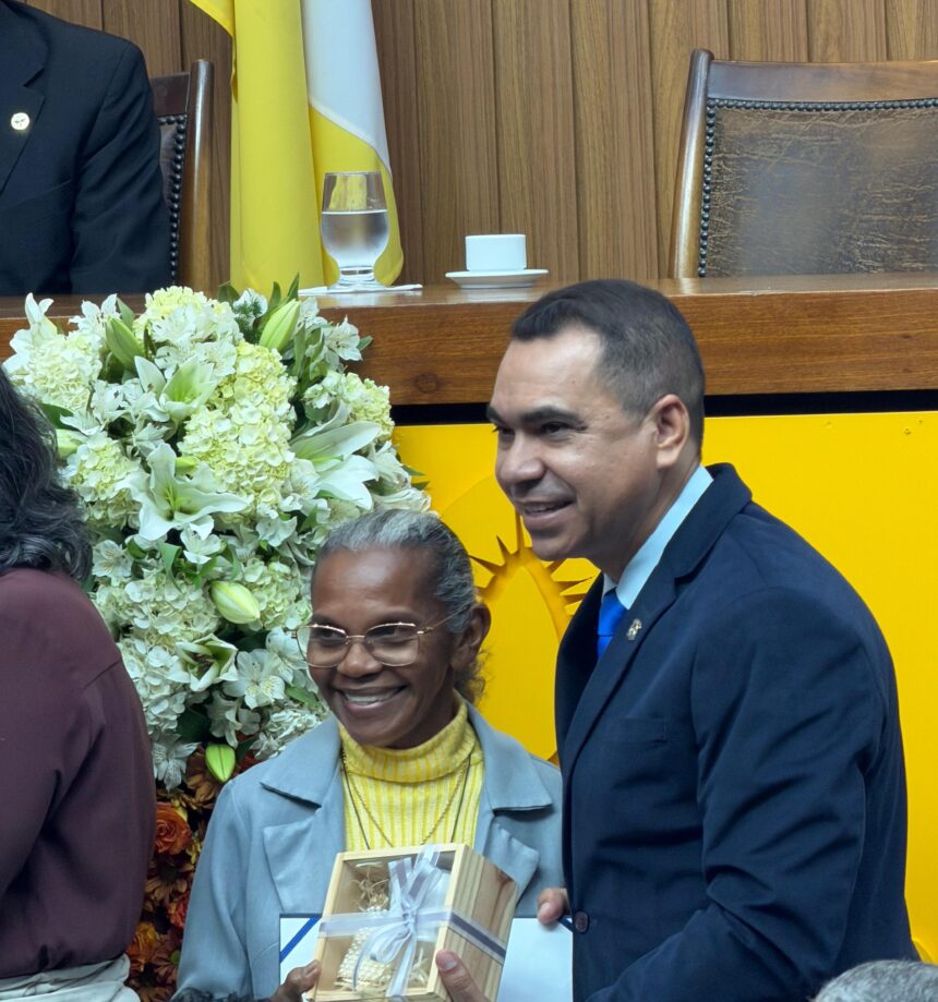 deputado-moisemar-homenageia-professora-maria-da-paz-em-sessao-solene-dos-30-anos-da-arquidiocese