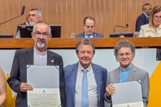 vilmar-homenageia-bispo-dom-philip-e-pe-martins-em-sessao-dos-30-anos-da-arquidiocese-de-palmas