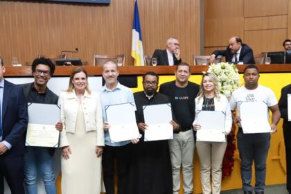 claudia-lelis-homenageia-religiosos-e-liderancas-catolicas-durante-sessao-de-30-anos-da-arquidiocese