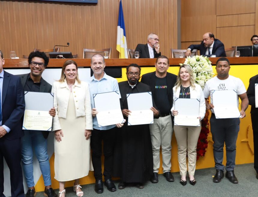 claudia-lelis-homenageia-religiosos-e-liderancas-catolicas-durante-sessao-de-30-anos-da-arquidiocese