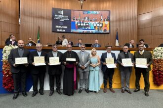 amelio-cayres-presta-homenagens-durante-sessao-solene-dos-30-anos-da-arquidiocese-de-palmas
