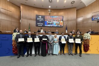 amelio-cayres-presta-homenagens-durante-sessao-solene-dos-30-anos-da-arquidiocese-de-palmas