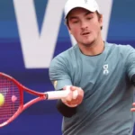 joao-fonseca-e-primeiro-brasileiro-a-bater-djokovic-em-torneio-grande-e-supera-nova-marca-do-servio