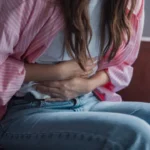 colicas-menstruais-fazem-4-em-cada-10-meninas-faltarem-as-aulas-no-brasil,-diz-estudo