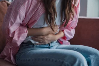 colicas-menstruais-fazem-4-em-cada-10-meninas-faltarem-as-aulas-no-brasil,-diz-estudo