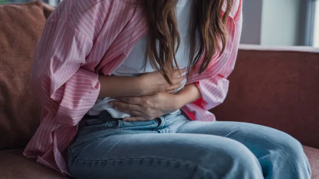 colicas-menstruais-fazem-4-em-cada-10-meninas-faltarem-as-aulas-no-brasil,-diz-estudo