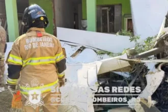 aviao-cai-em-area-residencial-de-nova-iguacu,-no-rio,-e-piloto-morre