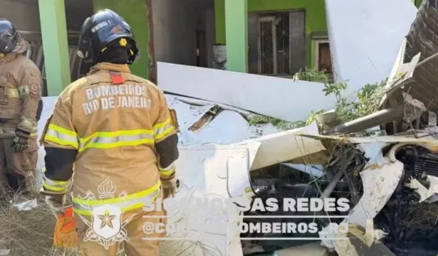 aviao-cai-em-area-residencial-de-nova-iguacu,-no-rio,-e-piloto-morre