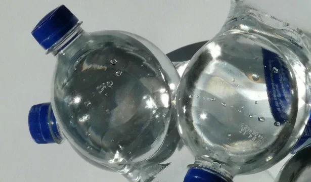 crystal-recolhe-lote-de-agua-mineral-apos-identificacao-de-bacteria,-diz-anvisa