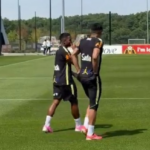 apos-polemica,-casemiro-e-endrick-entram-juntos-no-gramado-para-treino-da-selecao-brasileira