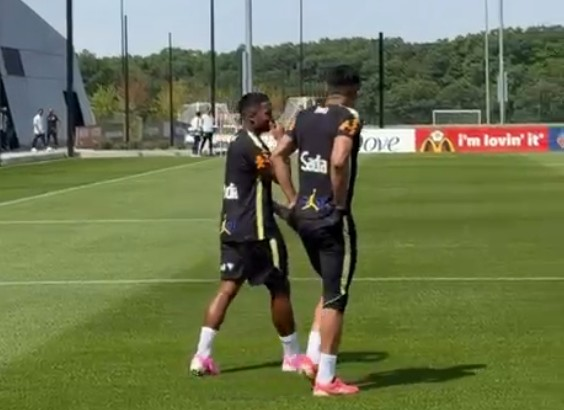 apos-polemica,-casemiro-e-endrick-entram-juntos-no-gramado-para-treino-da-selecao-brasileira
