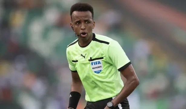 ‘acho-que-eles-tem-um-problema-com-o-meu-pais’,-diz-arbitro-somali-barrado-na-copa