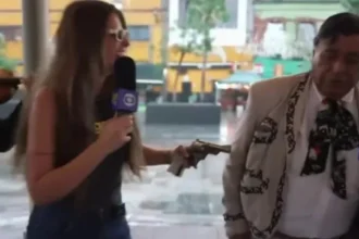 reporter-recebe-arma-durante-transmissao-da-copa-do-mundo-e-viraliza-nas-redes