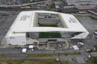 corinthians-muda-campo-e-promete-qualidade-de-quando-estadio-foi-inaugurado