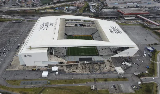 corinthians-muda-campo-e-promete-qualidade-de-quando-estadio-foi-inaugurado