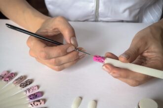 comissao-aprova-projeto-que-reconhece-profissao-de-designer-de-unhas