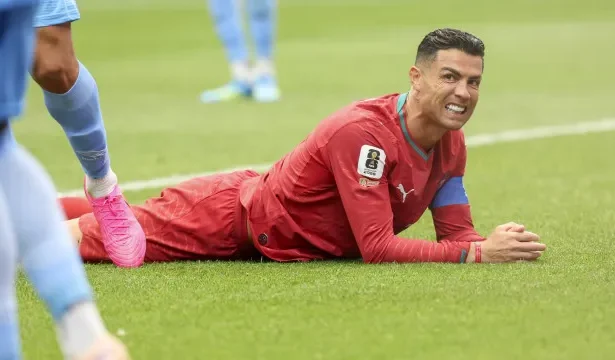 cr7-e-detonado-apos-empate-na-copa:-“dez-homens-e-uma-estatua”