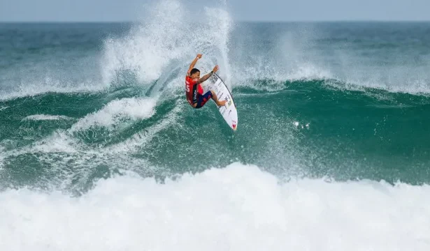 italo-e-eliminado,-mas-brasil-garante-um-surfista-na-semi-de-saquarema