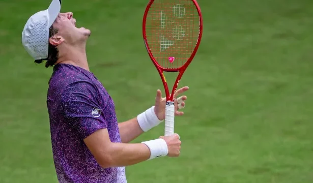 joao-fonseca-comeca-mal-na-grama-e-vai-cair-no-ranking-da-atp