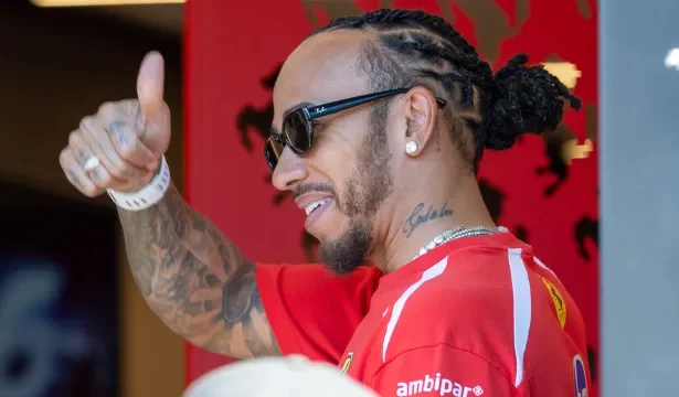 lewis-hamilton-reage-a-mensagem-de-neymar:-“e-como-um-irmao”