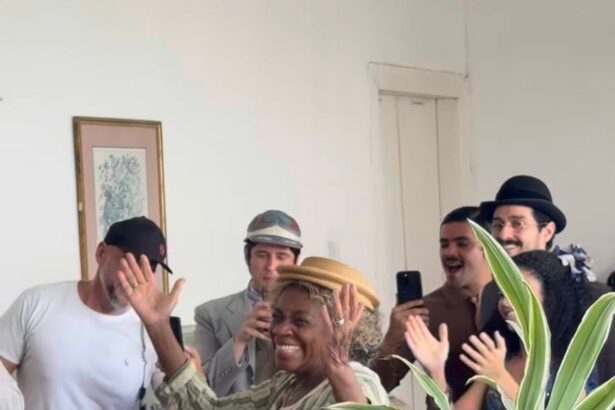 zeze-motta-faz-82-anos-e-ganha-bolo-e-parabens-de-colegas-de-‘a-nobreza-do-amor’;-video