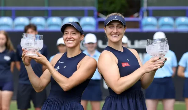 luisa-stefani-conquista-titulo-de-duplas-em-eastbourne-e-mira-wimbledon