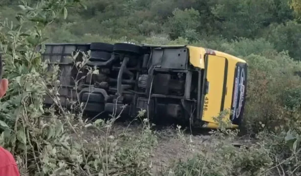 acidente-com-onibus-de-romeiros-deixa-dois-mortos-e-21-feridos-no-ceara