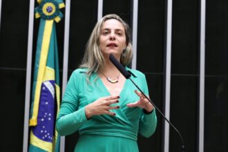 comissao-aprova-adicional-de-5%-na-aposentadoria-para-mulheres-que-cuidaram-dos-filhos