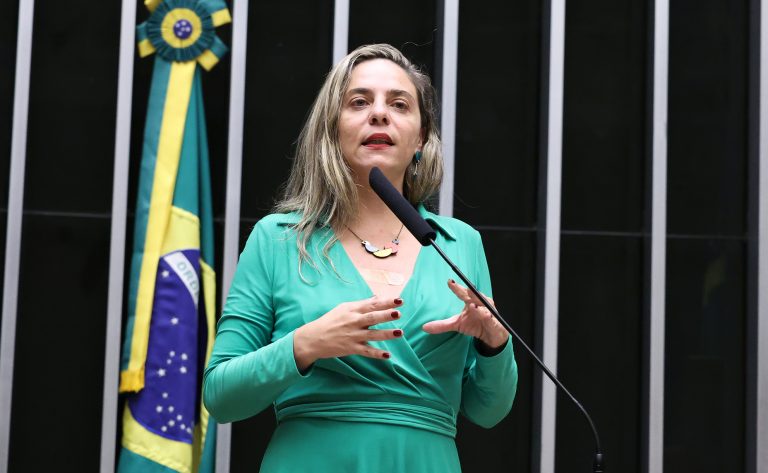 comissao-aprova-adicional-de-5%-na-aposentadoria-para-mulheres-que-cuidaram-dos-filhos