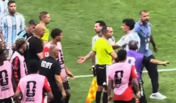 tecnico-do-egito-faz-gesto-polemico-para-messi-apos-eliminacao;-veja