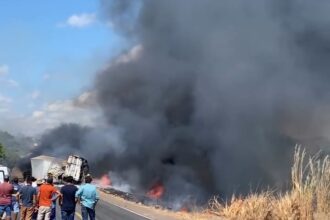 colisao-entre-carretas-provoca-incendio,-deixa-um-morto-e-interdita-totalmente-a-br-153-em-colinas-do-tocantins