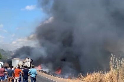 colisao-entre-carretas-provoca-incendio,-deixa-um-morto-e-interdita-totalmente-a-br-153-em-colinas-do-tocantins