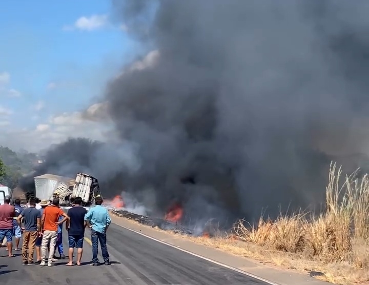 colisao-entre-carretas-provoca-incendio,-deixa-um-morto-e-interdita-totalmente-a-br-153-em-colinas-do-tocantins
