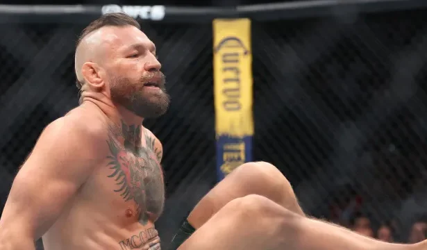 mcgregor-retorna-ao-ufc-apos-cinco-anos,-mas-perde-com-69-segundos-para-holloway