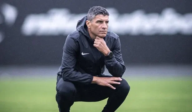 pedro-emanuel-promete-tirar-o-vasco-da-zona-de-rebaixamento