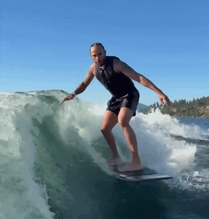 hamilton-mostra-habilidade-em-wakeboard-enquanto-namorada-kim-kardashian-assiste-durante-pausa-da-f1