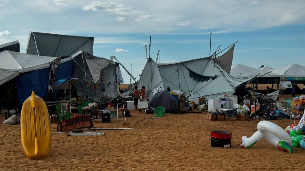 temporal-derruba-barracas-e-assusta-turistas-em-praia-no-tocantins