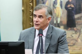 ccj-aprova-propostas-como-fim-da-escala-6x1-e-reducao-da-maioridade-penal-no-primeiro-semestre