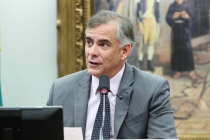 ccj-aprova-propostas-como-fim-da-escala-6x1-e-reducao-da-maioridade-penal-no-primeiro-semestre