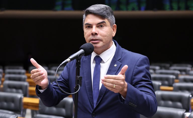 comissao-aprova-porte-de-arma-para-fiscais-federais-e-advogados-publicos