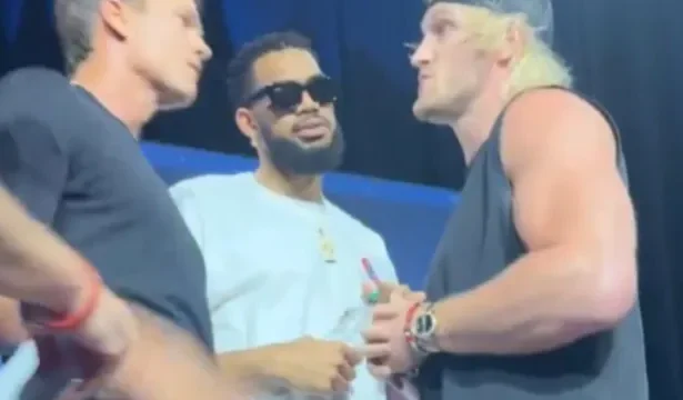 tom-brady-da-tapa-em-logan-paul-durante-evento-e-alimenta-rivalidade-que-pode-acabar-na-wwe