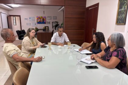 prefeitura-de-gurupi-alinha-melhorias-para-a-feira-coberta-da-rua-7,-shopping-popular-e-mercado-municipal-com-representantes-dos-comerciantes