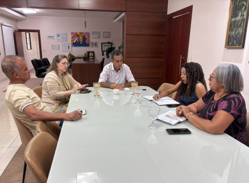 prefeitura-de-gurupi-alinha-melhorias-para-a-feira-coberta-da-rua-7,-shopping-popular-e-mercado-municipal-com-representantes-dos-comerciantes
